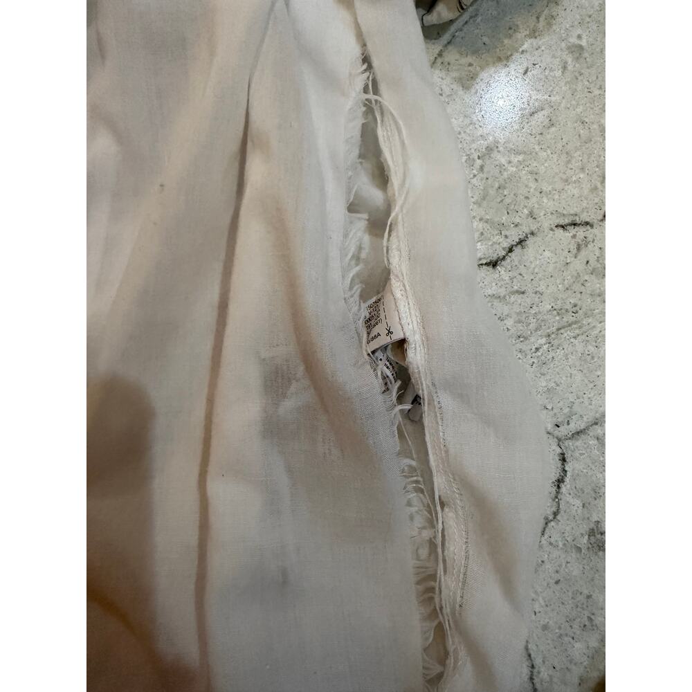 Off-White Eyelet Top by Express 🤍
Size Medium - Picture 4 of 7